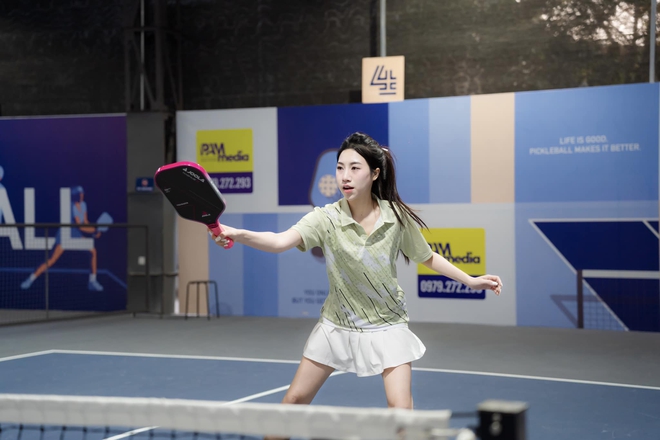 Hotgirl một mình “cân đẹp” 2 thanh niên trên sân pickleball, thì ra là em gái cầu thủ nổi tiếng- Ảnh 2.