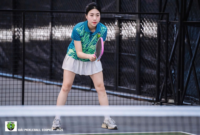 Hotgirl một mình “cân đẹp” 2 thanh niên trên sân pickleball, thì ra là em gái cầu thủ nổi tiếng- Ảnh 4.