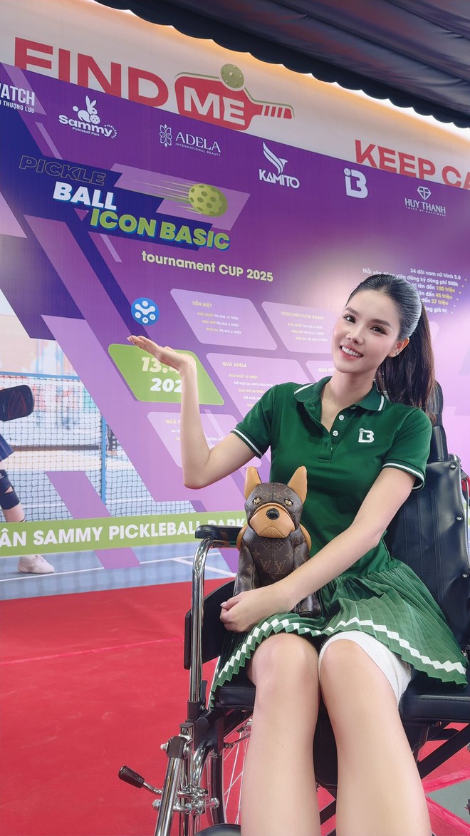 Lộ khoảnh khắc siêu mẫu Kỳ Hân phờ phạc ngồi xe lăn trên sân pickleball sau chấn thương gãy chân gây sốc- Ảnh 2.