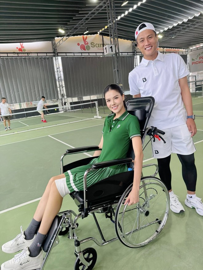 Lộ khoảnh khắc siêu mẫu Kỳ Hân phờ phạc ngồi xe lăn trên sân pickleball sau chấn thương gãy chân gây sốc- Ảnh 3.