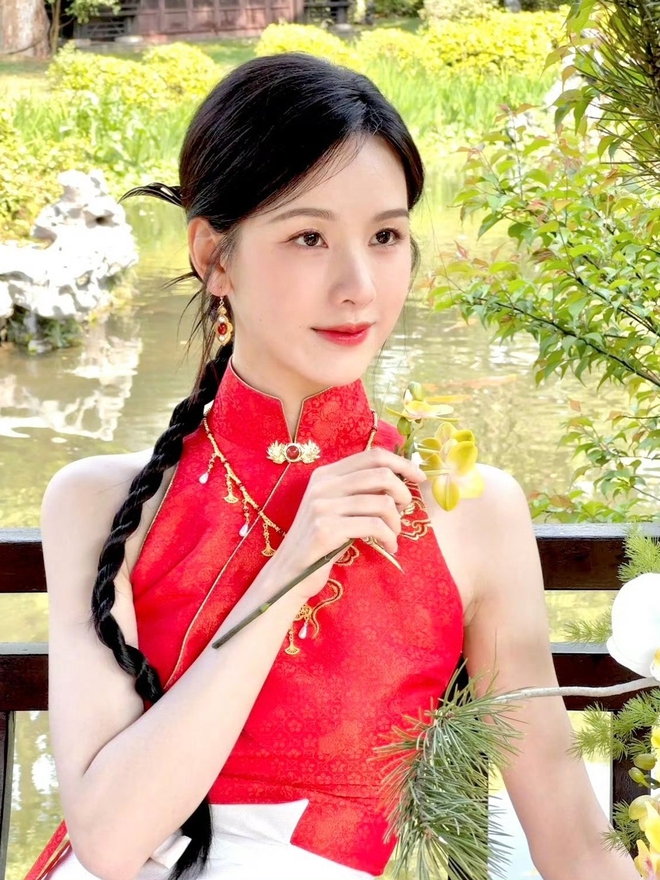 Bạch nguyệt quang trong truyền thuyết của Cbiz: Từ visual đến style đều "thắp sáng mọi khung hình"!- Ảnh 4. Bạch nguyệt quang trong truyền thuyết của Cbiz: Từ visual đến style đều "thắp sáng mọi khung hình"!- Ảnh 4.
