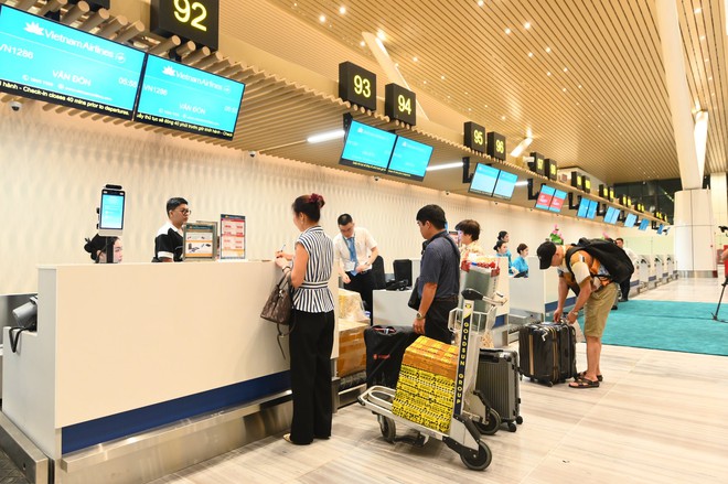 Những hành khách đầu tiên đổ về nhà ga T3 Tân Sơn Nhất, công nghệ check-in mới cực "mượt" khiến nhiều người trầm trồ- Ảnh 1.