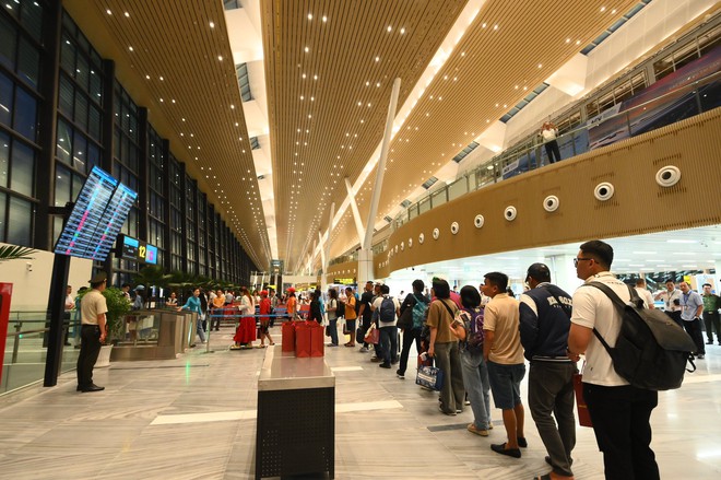 Những hành khách đầu tiên đổ về nhà ga T3 Tân Sơn Nhất, công nghệ check-in mới cực "mượt" khiến nhiều người trầm trồ- Ảnh 11.