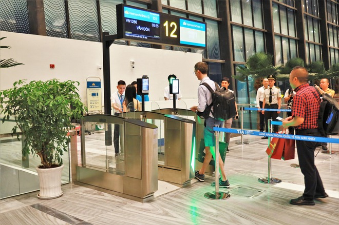 Những hành khách đầu tiên đổ về nhà ga T3 Tân Sơn Nhất, công nghệ check-in mới cực "mượt" khiến nhiều người trầm trồ- Ảnh 12.