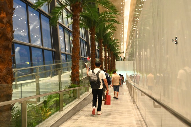 Những hành khách đầu tiên đổ về nhà ga T3 Tân Sơn Nhất, công nghệ check-in mới cực "mượt" khiến nhiều người trầm trồ- Ảnh 8.