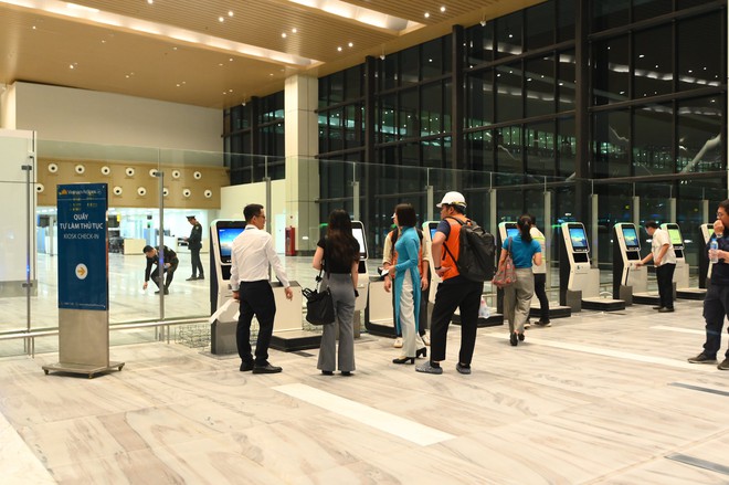 Những hành khách đầu tiên đổ về nhà ga T3 Tân Sơn Nhất, công nghệ check-in mới cực "mượt" khiến nhiều người trầm trồ- Ảnh 2.