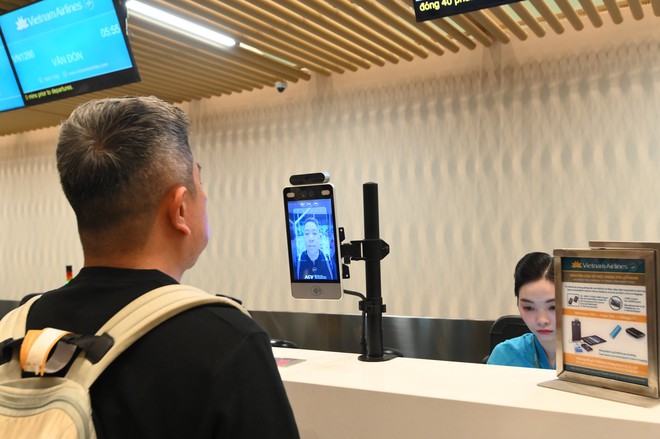 Những hành khách đầu tiên đổ về nhà ga T3 Tân Sơn Nhất, công nghệ check-in mới cực "mượt" khiến nhiều người trầm trồ- Ảnh 4.