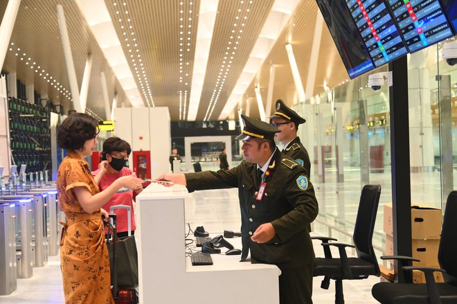 Những hành khách đầu tiên đổ về nhà ga T3 Tân Sơn Nhất, công nghệ check-in mới cực "mượt" khiến nhiều người trầm trồ- Ảnh 3.