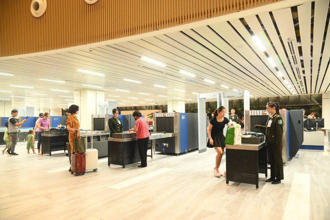 Những hành khách đầu tiên đổ về nhà ga T3 Tân Sơn Nhất, công nghệ check-in mới cực "mượt" khiến nhiều người trầm trồ- Ảnh 6.