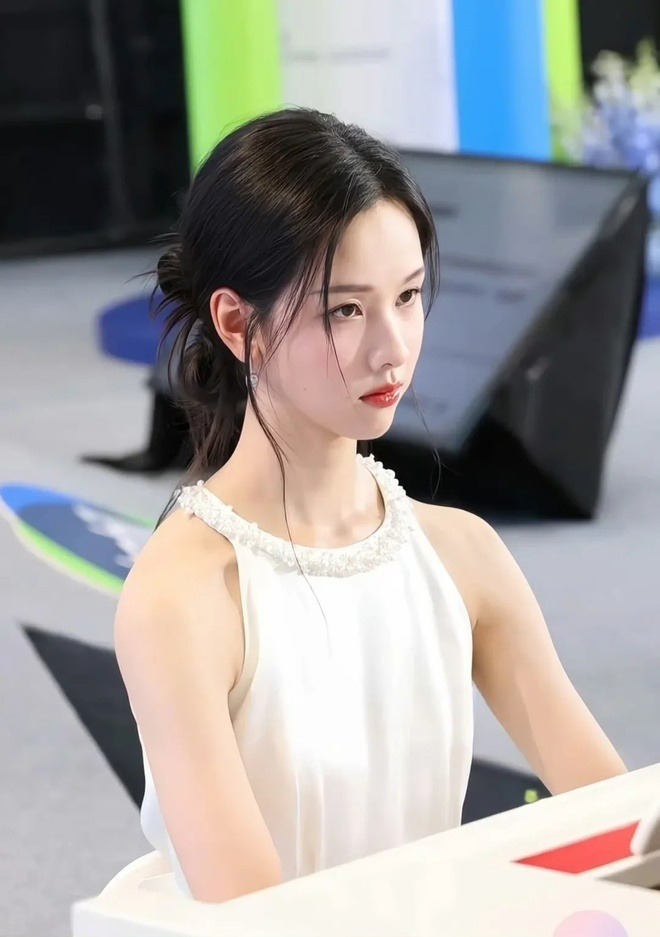 Bạch nguyệt quang trong truyền thuyết của Cbiz: Từ visual đến style đều "thắp sáng mọi khung hình"!- Ảnh 1. Bạch nguyệt quang trong truyền thuyết của Cbiz: Từ visual đến style đều "thắp sáng mọi khung hình"!- Ảnh 1.