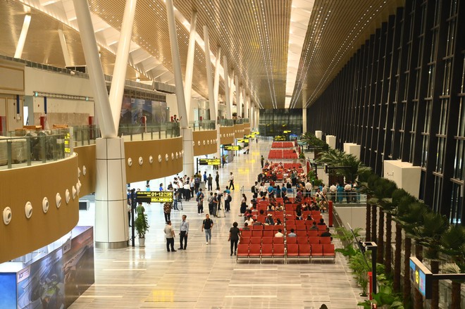 Những hành khách đầu tiên đổ về nhà ga T3 Tân Sơn Nhất, công nghệ check-in mới cực "mượt" khiến nhiều người trầm trồ- Ảnh 7.