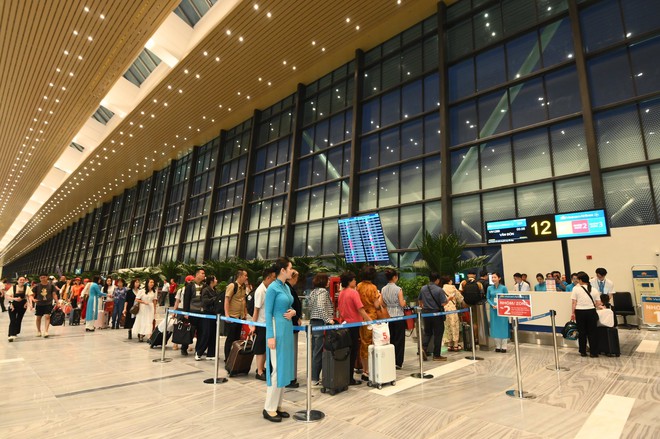 Những hành khách đầu tiên đổ về nhà ga T3 Tân Sơn Nhất, công nghệ check-in mới cực "mượt" khiến nhiều người trầm trồ- Ảnh 9.