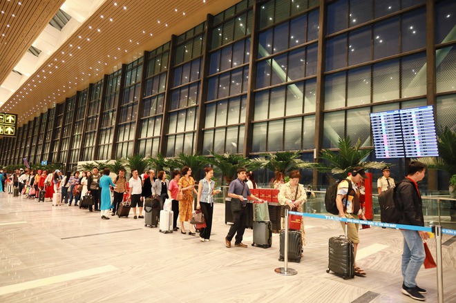 Những hành khách đầu tiên đổ về nhà ga T3 Tân Sơn Nhất, công nghệ check-in mới cực "mượt" khiến nhiều người trầm trồ- Ảnh 10.