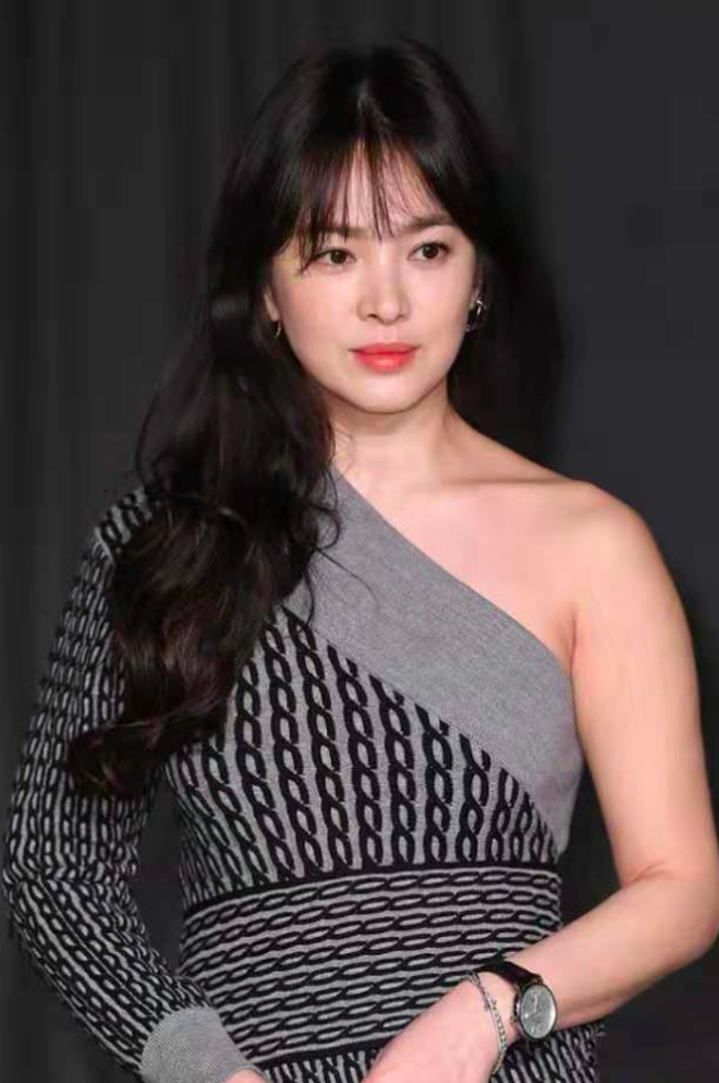 Từng sở hữu "nhược điểm" này trên cơ thể nhưng không ngờ ờ tuổi ngoài 40 Song Hye Kyo lại khắc phục được- Ảnh 3. Từng sở hữu "nhược điểm" này trên cơ thể nhưng không ngờ ờ tuổi ngoài 40 Song Hye Kyo lại khắc phục được- Ảnh 3.