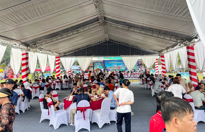 Thời tiết Hà Nội đang cực nắng nóng nhưng Festival Phở 2025 vẫn đông nghịt: Phở ngô, phở atiso độc lạ thu hút thực khách- Ảnh 1.