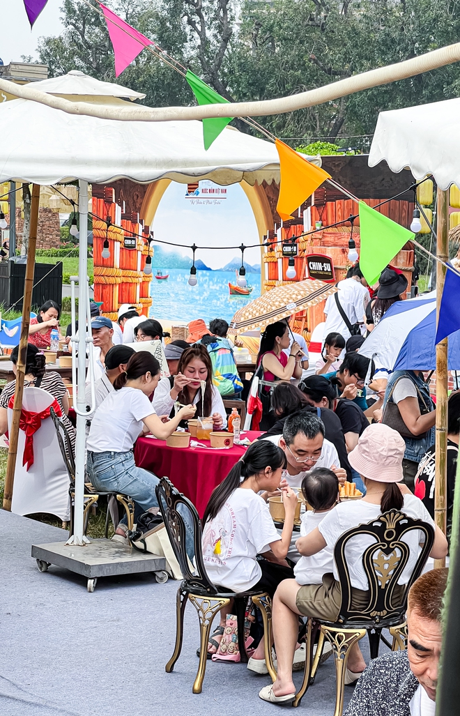Thời tiết Hà Nội đang cực nắng nóng nhưng Festival Phở 2025 vẫn đông nghịt: Phở ngô, phở atiso độc lạ thu hút thực khách- Ảnh 14.