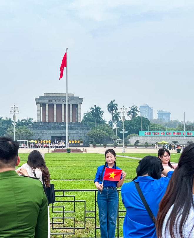 Lăng Bác hôm nay ngợp cờ đỏ sao vàng, áo dài phấp phới rộn ràng trước thềm 30/4- Ảnh 12.