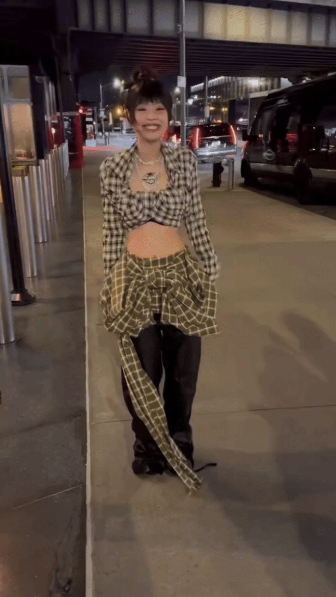 Đoạn clip Jennie đứng trên phố lúc giữa đêm bỗng hot rần rần- Ảnh 1. Đoạn clip Jennie đứng trên phố lúc giữa đêm bỗng hot rần rần- Ảnh 1.