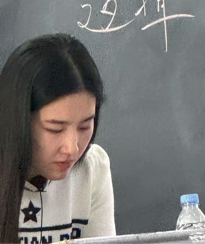 Giảng viên Đại học mặc áo Dior 60 triệu đi dạy: Sao giống hệt Lưu Diệc Phi thế này- Ảnh 2. Giảng viên Đại học mặc áo Dior 60 triệu đi dạy: Sao giống hệt Lưu Diệc Phi thế này- Ảnh 2.