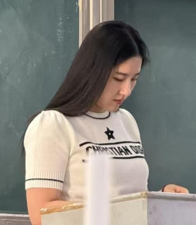 Giảng viên Đại học mặc áo Dior 60 triệu đi dạy: Sao giống hệt Lưu Diệc Phi thế này- Ảnh 1. Giảng viên Đại học mặc áo Dior 60 triệu đi dạy: Sao giống hệt Lưu Diệc Phi thế này- Ảnh 1.