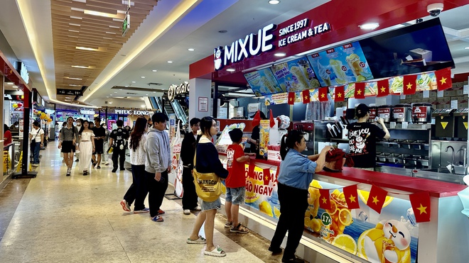 Không khí rất khác tại Vạn Hạnh Mall trong ngày cuối tuần- Ảnh 1. Không khí rất khác tại Vạn Hạnh Mall trong ngày cuối tuần- Ảnh 1.