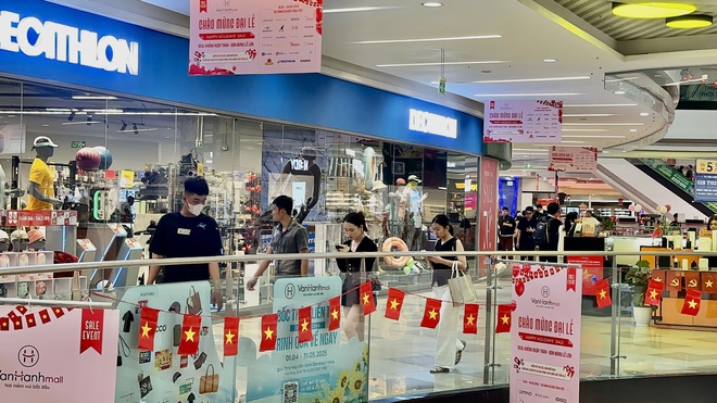 Không khí rất khác tại Vạn Hạnh Mall trong ngày cuối tuần- Ảnh 2. Không khí rất khác tại Vạn Hạnh Mall trong ngày cuối tuần- Ảnh 2.