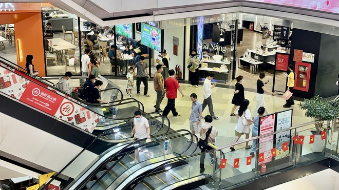 Không khí rất khác tại Vạn Hạnh Mall trong ngày cuối tuần- Ảnh 3. Không khí rất khác tại Vạn Hạnh Mall trong ngày cuối tuần- Ảnh 3.