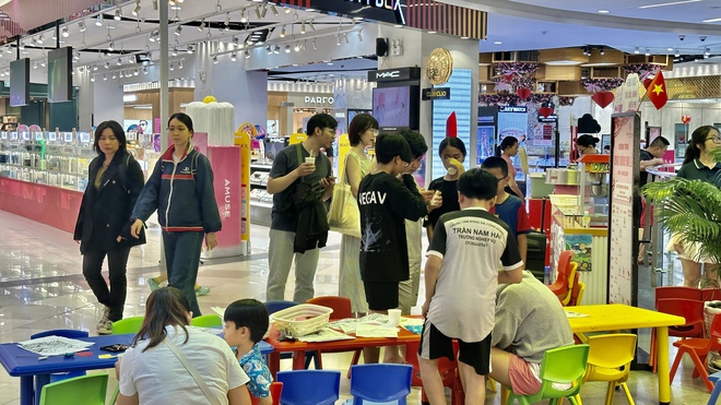 Không khí rất khác tại Vạn Hạnh Mall trong ngày cuối tuần- Ảnh 5. Không khí rất khác tại Vạn Hạnh Mall trong ngày cuối tuần- Ảnh 5.