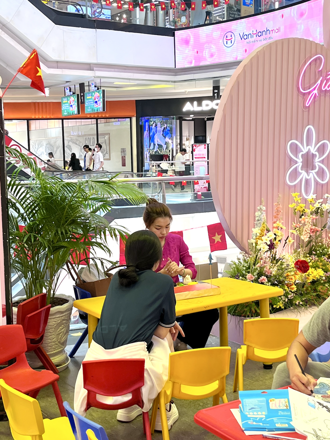 Đến Vạn Hạnh Mall ngay lúc này: 1 góc nhỏ nhân văn xuất hiện, khách hàng ai cũng thấy ấm lòng- Ảnh 13.