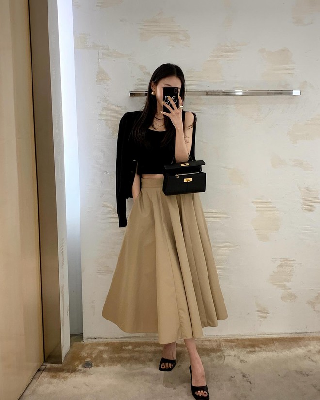 Phụ nữ trên 40 tuổi chỉ cần đúng 4 mẫu chân váy sang trọng này để mặc đẹp không cần lăn tăn- Ảnh 1.