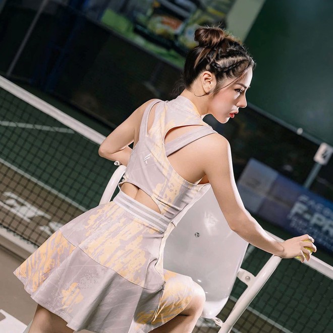 Danh tính nữ MC sở hữu visual trắng phát sáng trên sân pickleball- Ảnh 2.