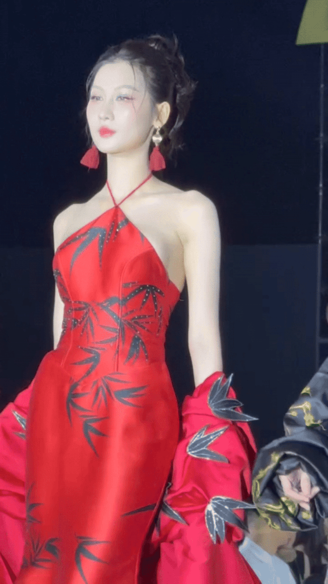 Clip 30s vô tình thành màn đọ sắc của 2 nàng hậu: Bên bóng lưng tỏa hào quang, bên nhan sắc rực rỡ- Ảnh 8.