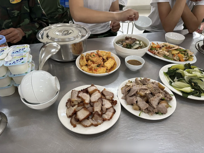 Cận cảnh "cơm nhà" 5 món của các chiến sĩ tham gia diễu binh, diễu hành 30/4- Ảnh 4. Cận cảnh "cơm nhà" 5 món của các chiến sĩ tham gia diễu binh, diễu hành 30/4- Ảnh 4.