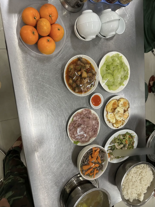 Cận cảnh "cơm nhà" 5 món của các chiến sĩ tham gia diễu binh, diễu hành 30/4- Ảnh 8. Cận cảnh "cơm nhà" 5 món của các chiến sĩ tham gia diễu binh, diễu hành 30/4- Ảnh 8.