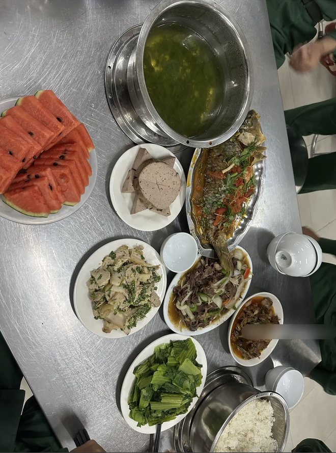 Cận cảnh "cơm nhà" 5 món của các chiến sĩ tham gia diễu binh, diễu hành 30/4- Ảnh 7. Cận cảnh "cơm nhà" 5 món của các chiến sĩ tham gia diễu binh, diễu hành 30/4- Ảnh 7.