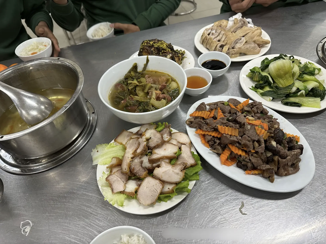 Cận cảnh "cơm nhà" 5 món của các chiến sĩ tham gia diễu binh, diễu hành 30/4- Ảnh 3. Cận cảnh "cơm nhà" 5 món của các chiến sĩ tham gia diễu binh, diễu hành 30/4- Ảnh 3.