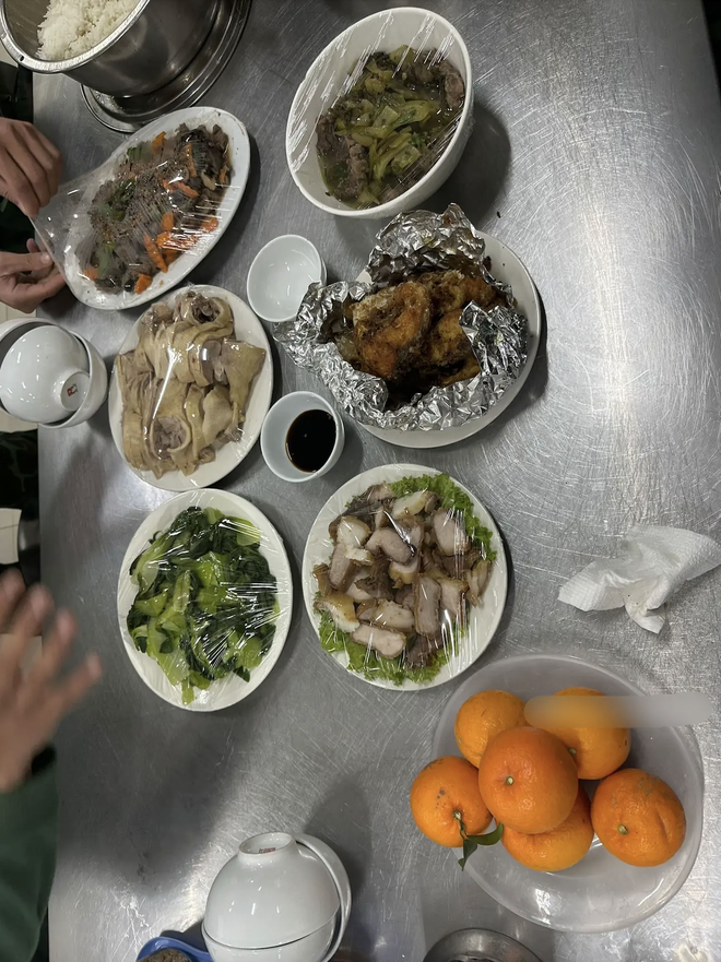 Cận cảnh "cơm nhà" 5 món của các chiến sĩ tham gia diễu binh, diễu hành 30/4- Ảnh 6. Cận cảnh "cơm nhà" 5 món của các chiến sĩ tham gia diễu binh, diễu hành 30/4- Ảnh 6.