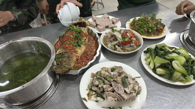 Cận cảnh "cơm nhà" 5 món của các chiến sĩ tham gia diễu binh, diễu hành 30/4- Ảnh 1. Cận cảnh "cơm nhà" 5 món của các chiến sĩ tham gia diễu binh, diễu hành 30/4- Ảnh 1.