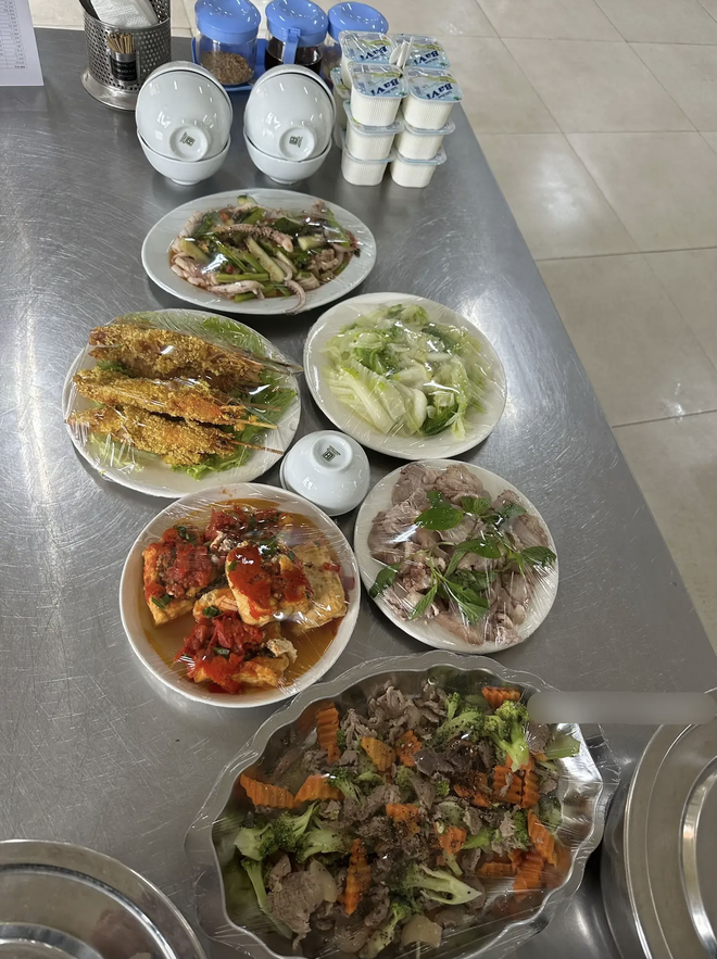 Cận cảnh "cơm nhà" 5 món của các chiến sĩ tham gia diễu binh, diễu hành 30/4- Ảnh 5. Cận cảnh "cơm nhà" 5 món của các chiến sĩ tham gia diễu binh, diễu hành 30/4- Ảnh 5.