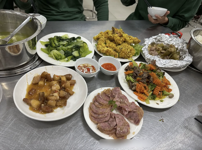 Cận cảnh "cơm nhà" 5 món của các chiến sĩ tham gia diễu binh, diễu hành 30/4- Ảnh 2. Cận cảnh "cơm nhà" 5 món của các chiến sĩ tham gia diễu binh, diễu hành 30/4- Ảnh 2.