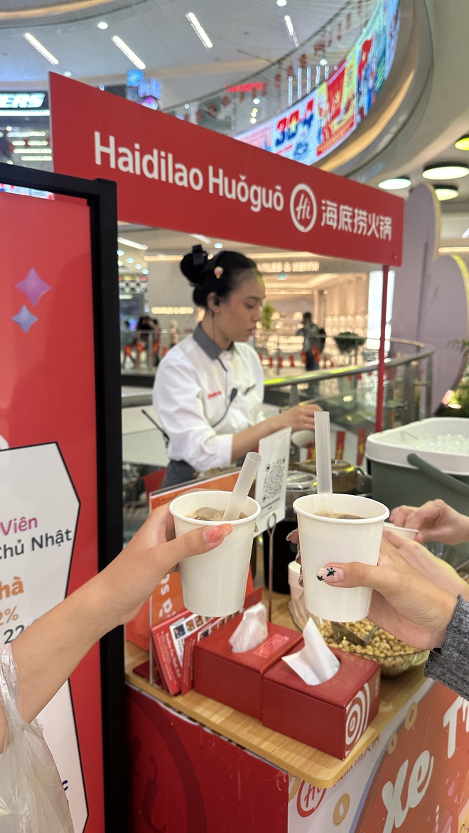 Đang diễn ra tại Vạn Hạnh Mall: Hàng loạt hoạt động miễn phí từ đồ ăn đến vui chơi, phản ứng của khách thế nào?- Ảnh 1.