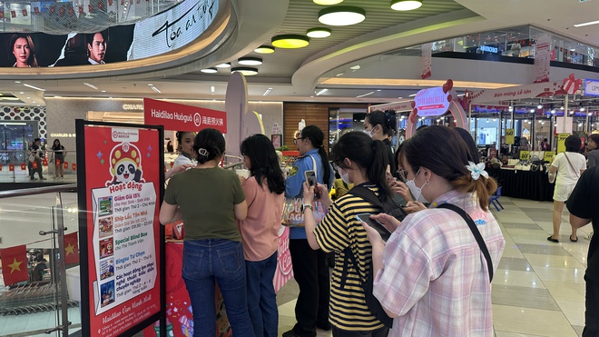 Đang diễn ra tại Vạn Hạnh Mall: Hàng loạt hoạt động miễn phí từ đồ ăn đến vui chơi, phản ứng của khách thế nào?- Ảnh 2.