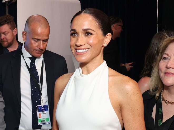 Meghan Markle gây sốc khi xuất hiện với gương mặt lão hóa, đáp trả 1 thông tin về Hoàng tử Harry- Ảnh 5. Meghan Markle gây sốc khi xuất hiện với gương mặt lão hóa, đáp trả 1 thông tin về Hoàng tử Harry- Ảnh 5.