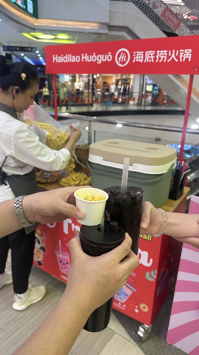 Đang diễn ra tại Vạn Hạnh Mall: Hàng loạt hoạt động miễn phí từ đồ ăn đến vui chơi, phản ứng của khách thế nào?- Ảnh 6.