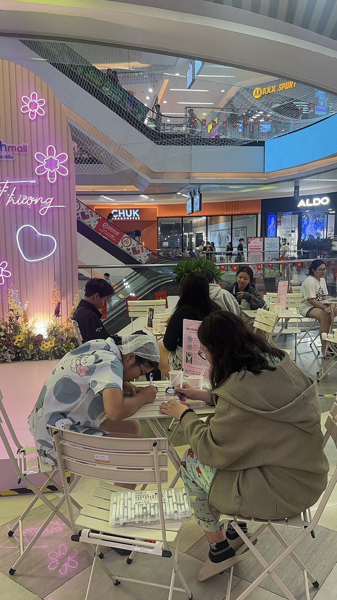 Đang diễn ra tại Vạn Hạnh Mall: Hàng loạt hoạt động miễn phí từ đồ ăn đến vui chơi, phản ứng của khách thế nào?- Ảnh 10.