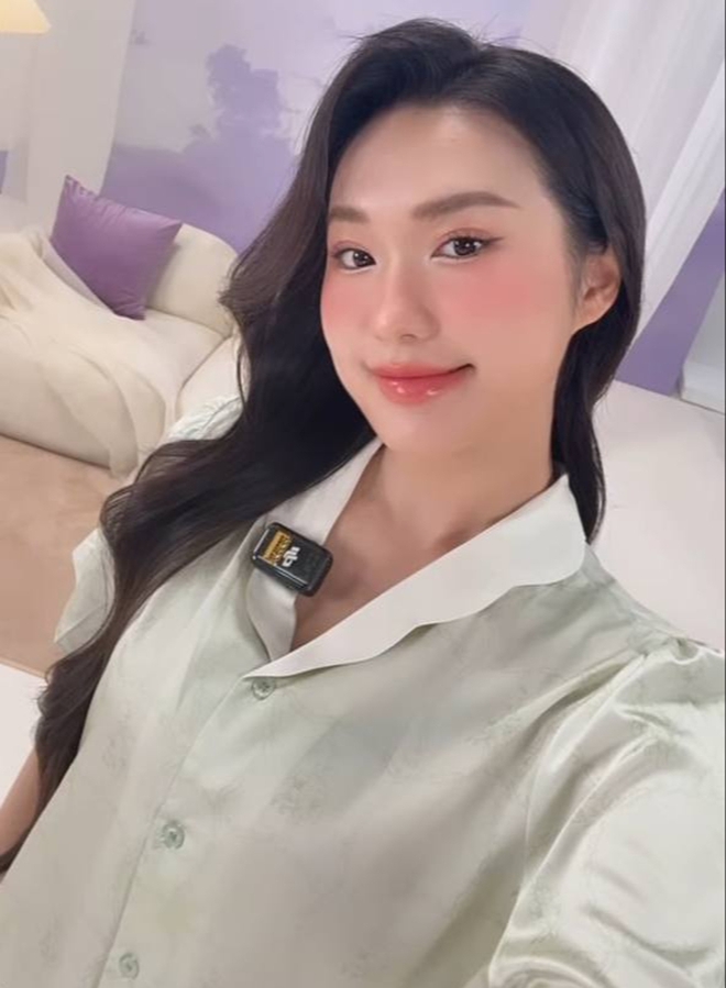 Tiểu thư Doãn Hải My khoe được chồng đón tan làm, hẹn hò ngọt ngào nhưng dính tranh cãi vì "kèm chặt" Văn Hậu- Ảnh 1.