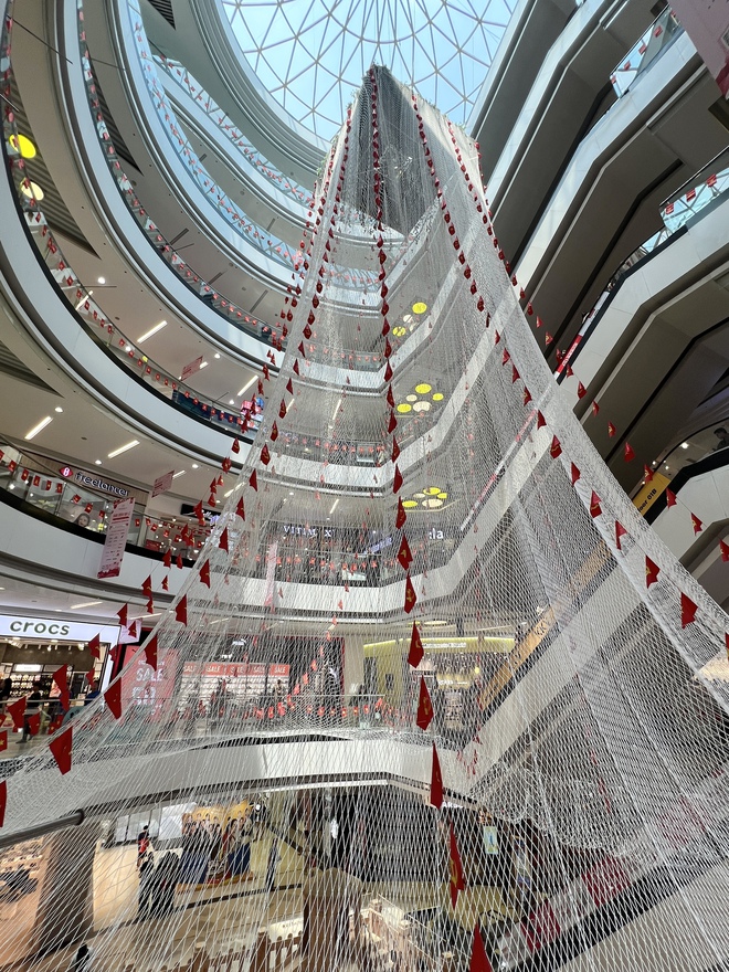 Tấm lưới tại Vạn Hạnh Mall thay đổi đúng dịp lễ 30/4: Người hiếu kỳ, người thích thú chụp ảnh- Ảnh 1. Tấm lưới tại Vạn Hạnh Mall thay đổi đúng dịp lễ 30/4: Người hiếu kỳ, người thích thú chụp ảnh- Ảnh 1.
