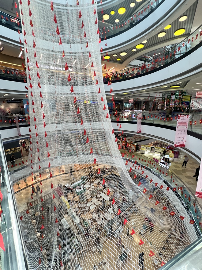 Tấm lưới tại Vạn Hạnh Mall thay đổi đúng dịp lễ 30/4: Người hiếu kỳ, người thích thú chụp ảnh- Ảnh 10. Tấm lưới tại Vạn Hạnh Mall thay đổi đúng dịp lễ 30/4: Người hiếu kỳ, người thích thú chụp ảnh- Ảnh 10.
