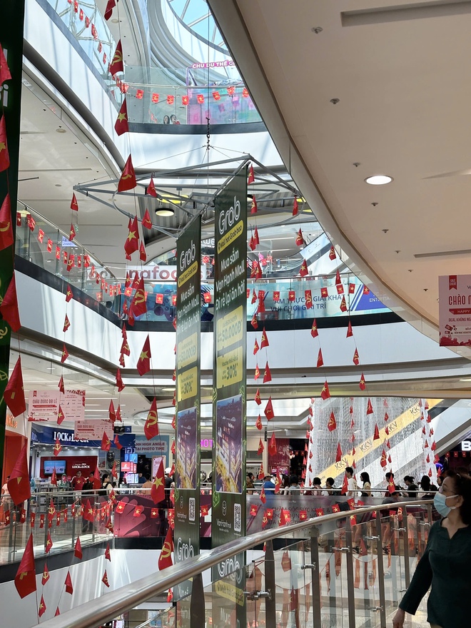 Tấm lưới tại Vạn Hạnh Mall thay đổi đúng dịp lễ 30/4: Người hiếu kỳ, người thích thú chụp ảnh- Ảnh 11. Tấm lưới tại Vạn Hạnh Mall thay đổi đúng dịp lễ 30/4: Người hiếu kỳ, người thích thú chụp ảnh- Ảnh 11.
