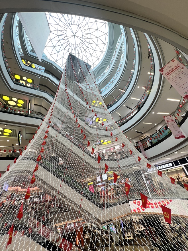 Tấm lưới tại Vạn Hạnh Mall thay đổi đúng dịp lễ 30/4: Người hiếu kỳ, người thích thú chụp ảnh- Ảnh 12. Tấm lưới tại Vạn Hạnh Mall thay đổi đúng dịp lễ 30/4: Người hiếu kỳ, người thích thú chụp ảnh- Ảnh 12.